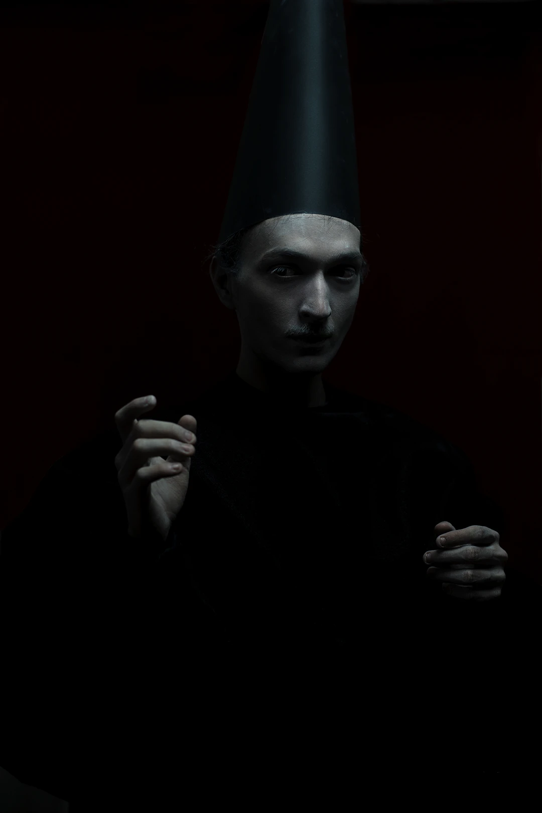 portrait studio d'un comédien déguisé en magicien