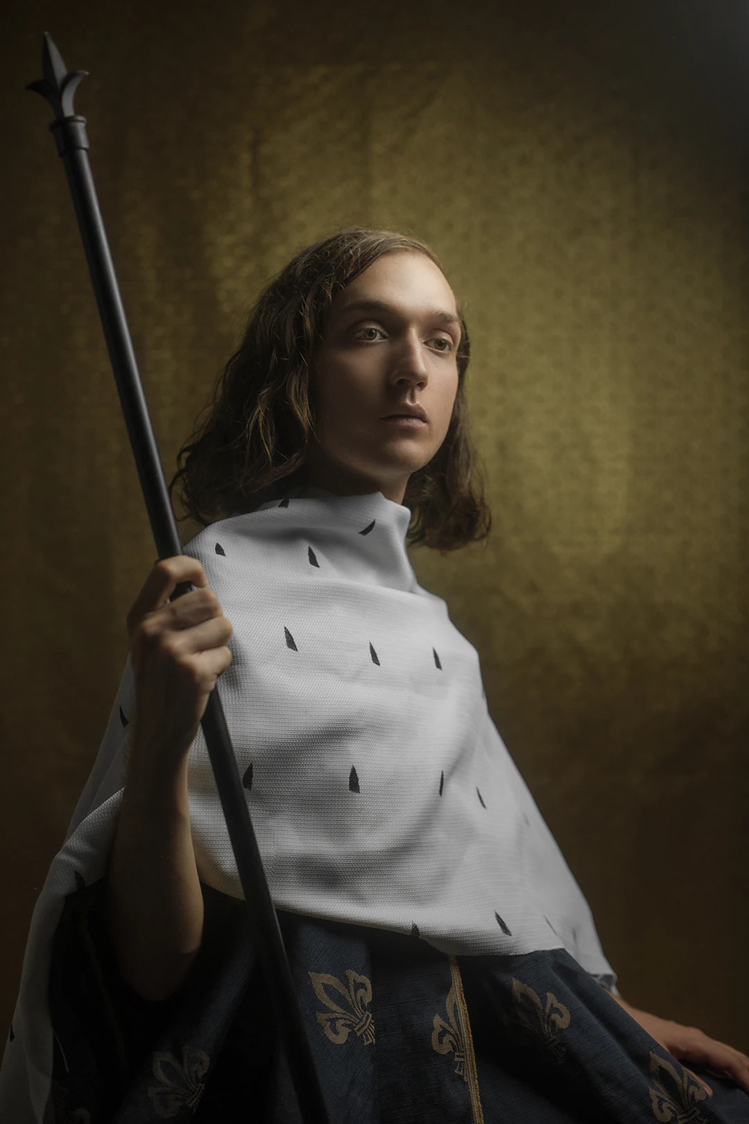 portrait studio d'un comédien déguisé en roi
