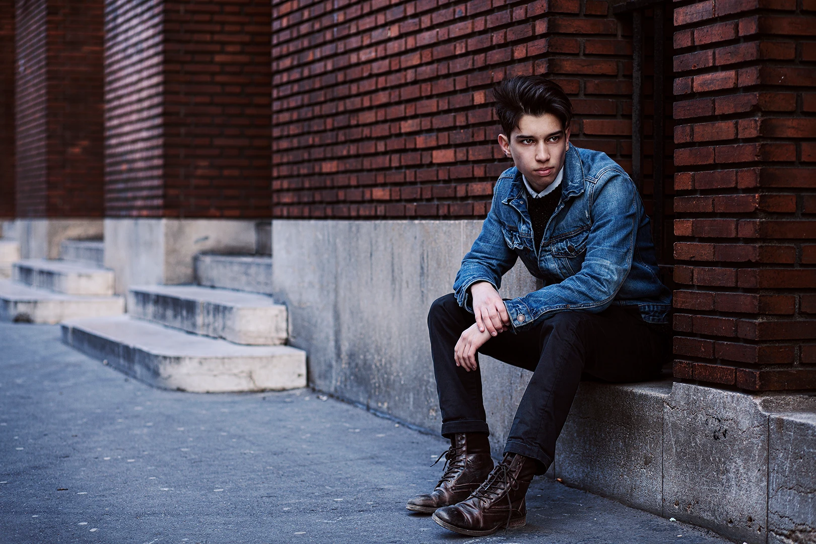 portrait de jeune homme assis, à Paris