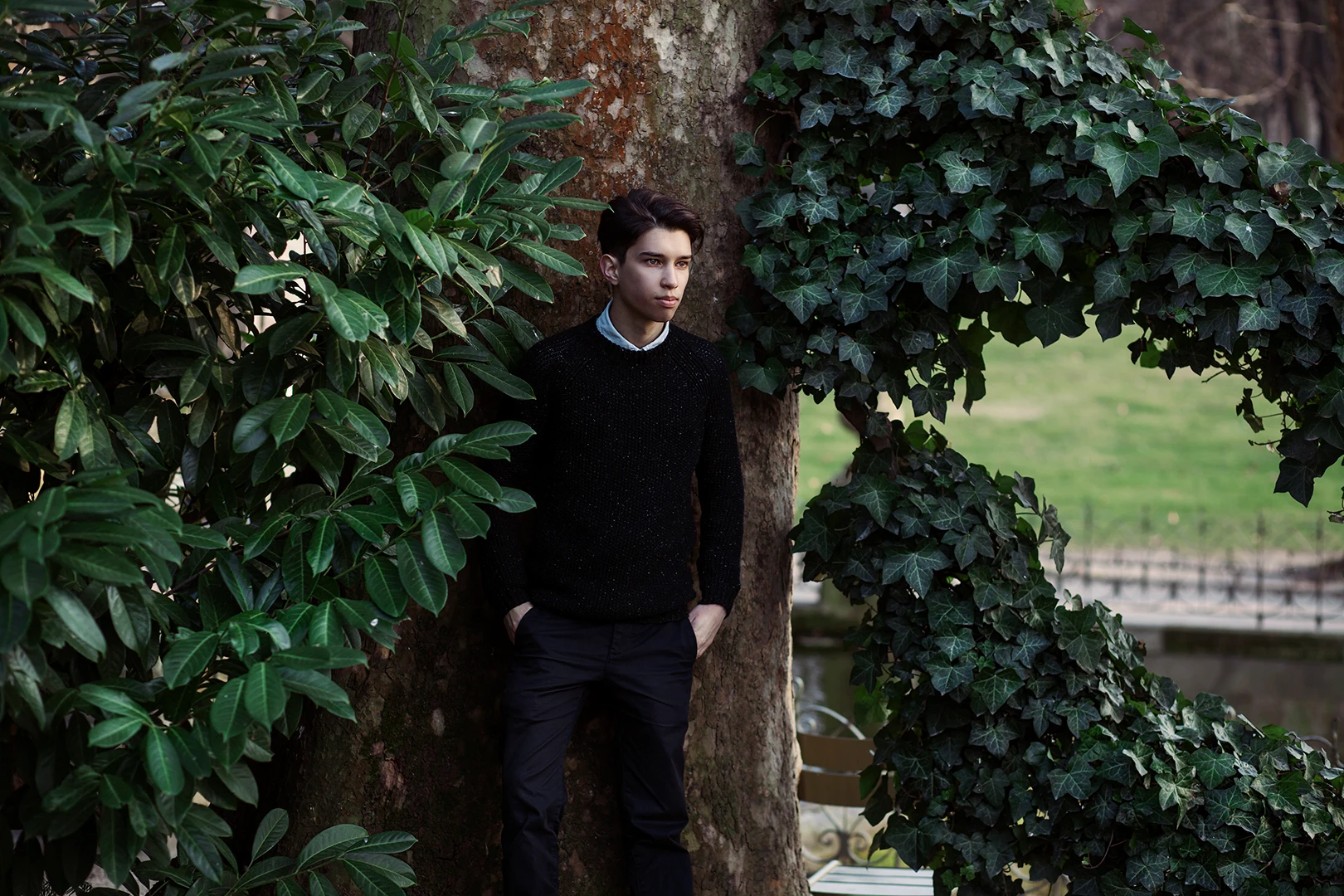 portrait de jeune homme debout, à Paris